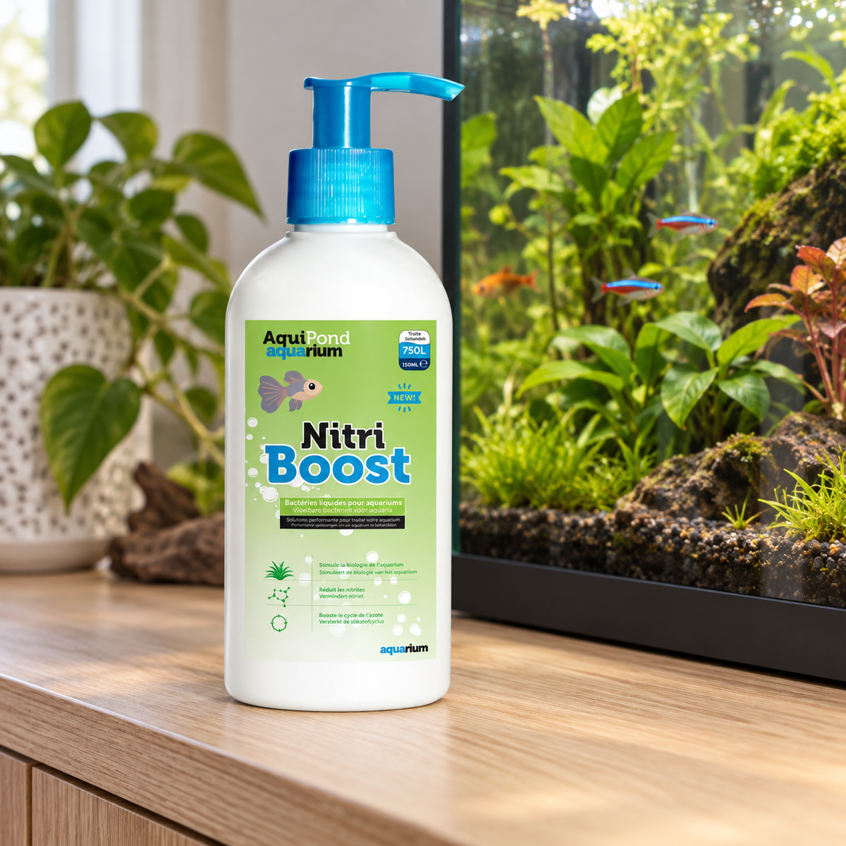 Mise en situation générée : flacon Aquipond Aquarium Nitri Boost 150 ml auprès d’un aquarium planté.