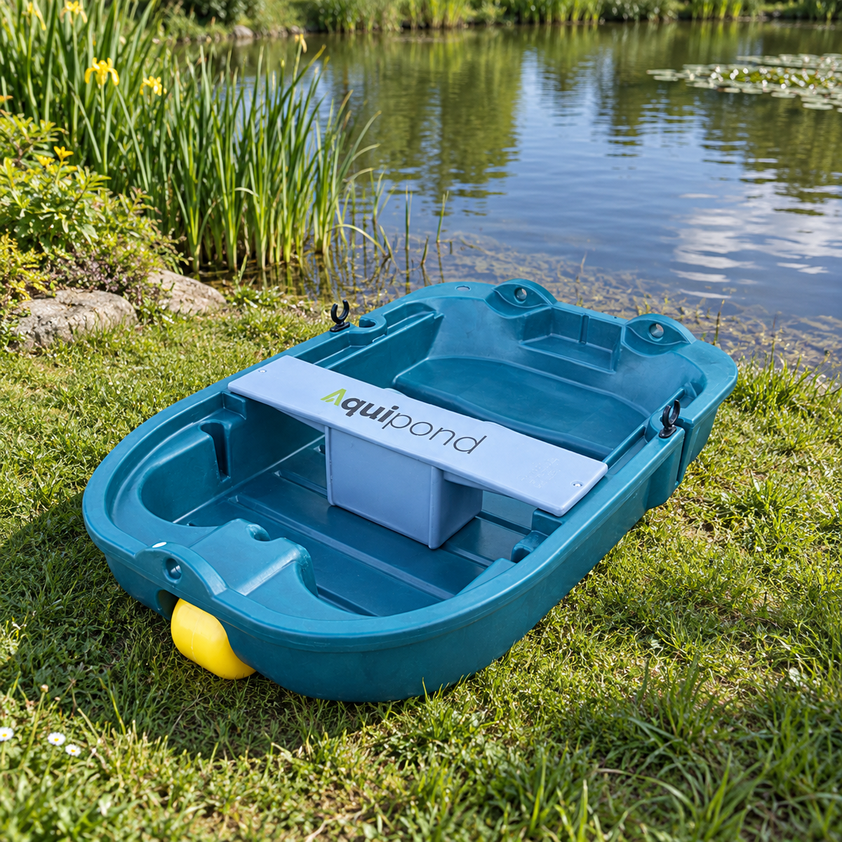 Mise en situation générée : barque Aquipond à fond plat posée sur la berge d’un étang.