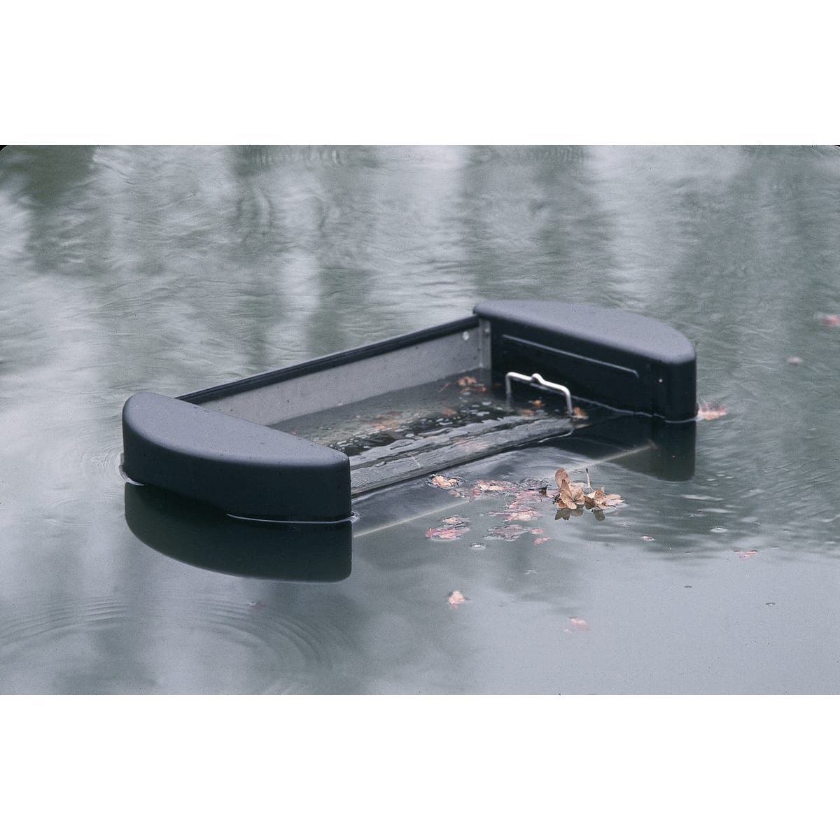 Skimmer OASE 250 Eco installé à la surface d’un plan d’eau