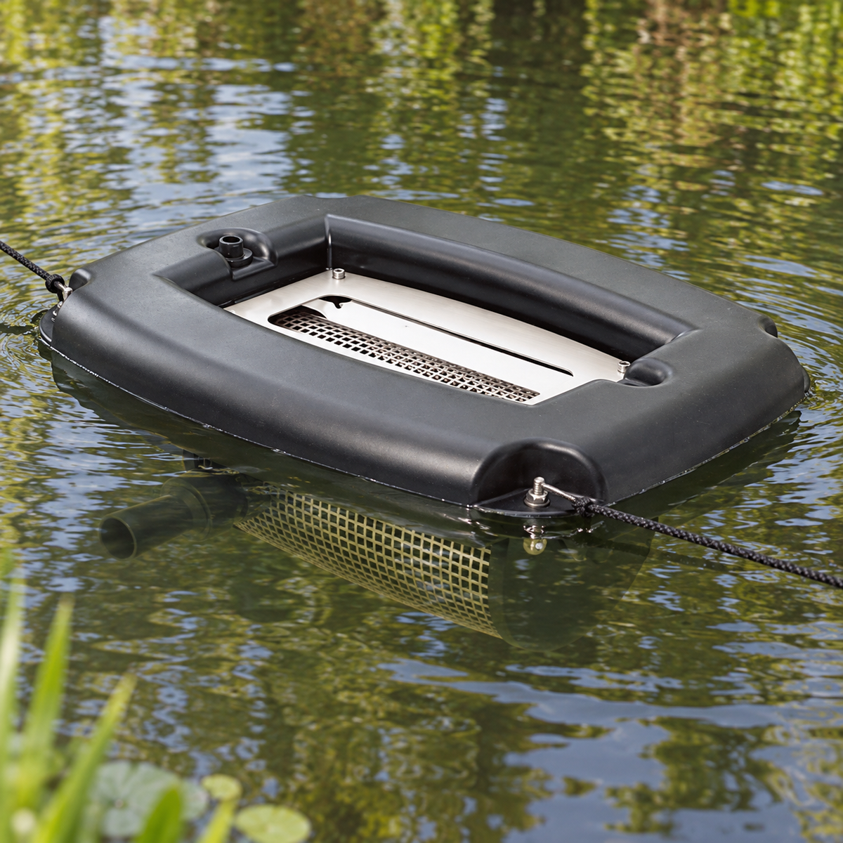 Mise en situation générée : OASE AquaAir 250 flottant et amarré dans un étang naturel.