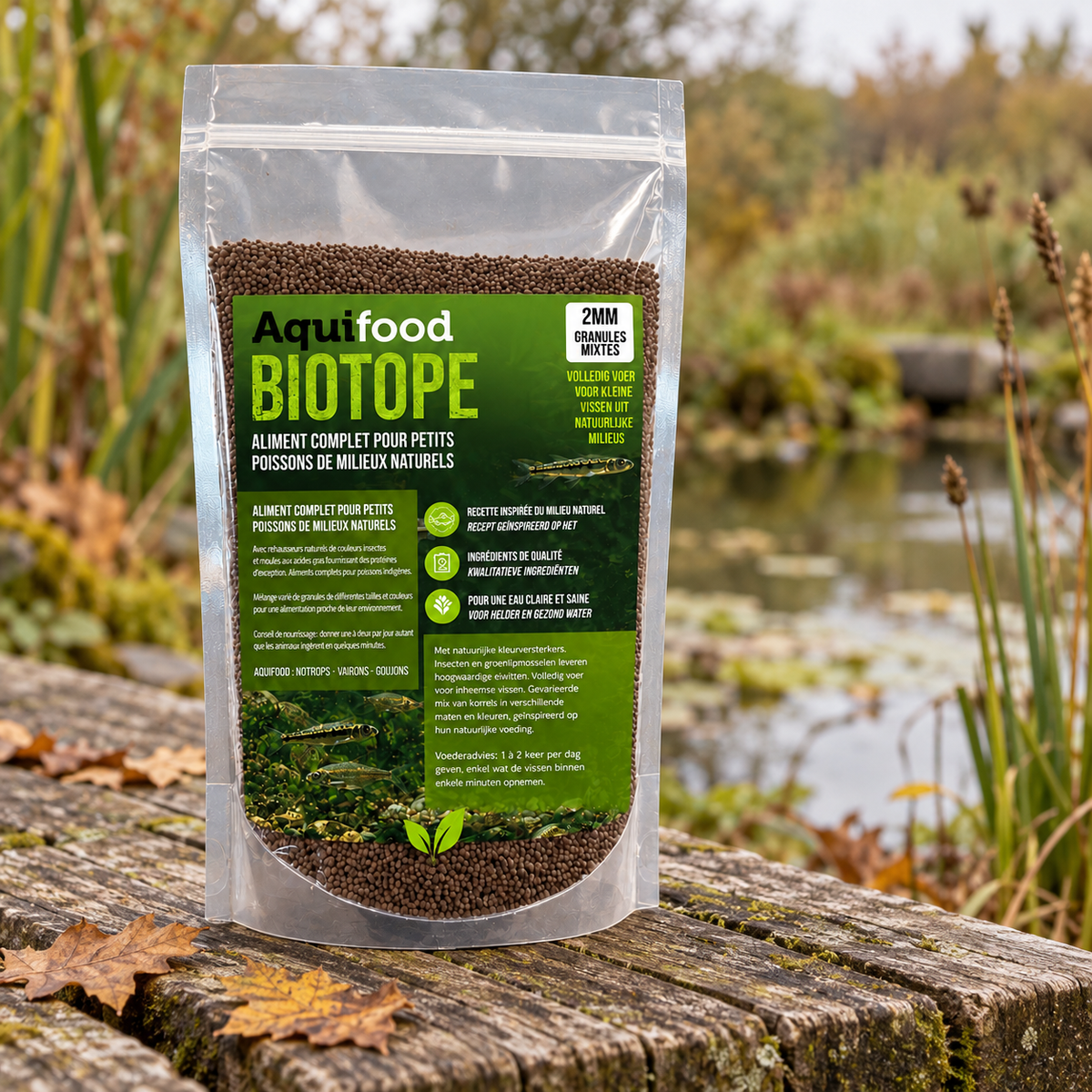Mise en situation générée : sachet Aquifood Biotope au bord d’une mare naturelle.