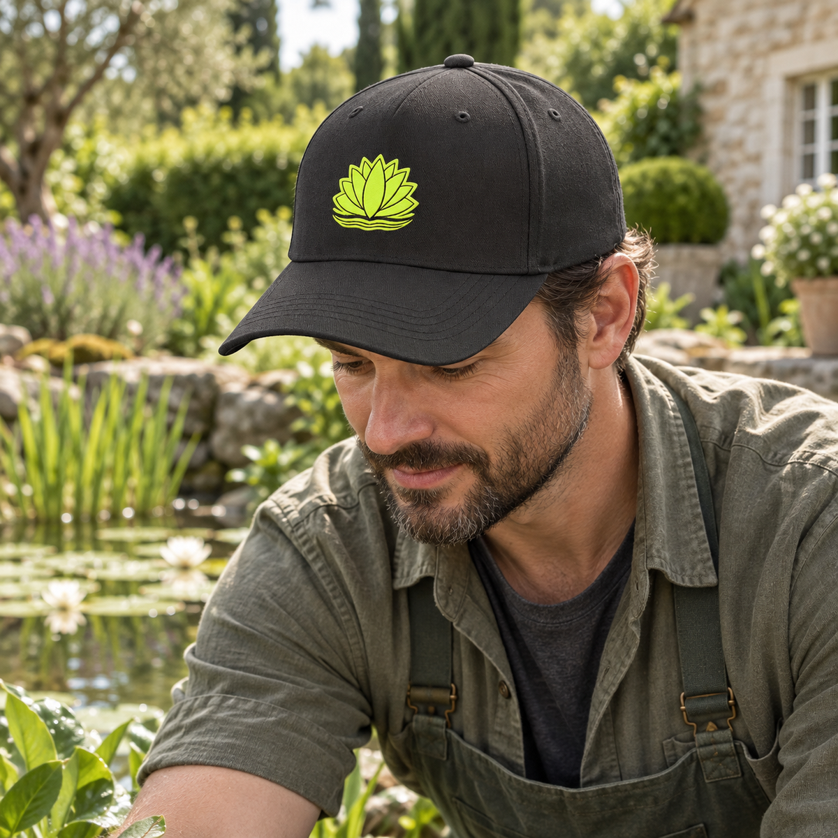 Mise en situation générée : casquette noire Aquiflor portée au jardin par un modèle fictif.