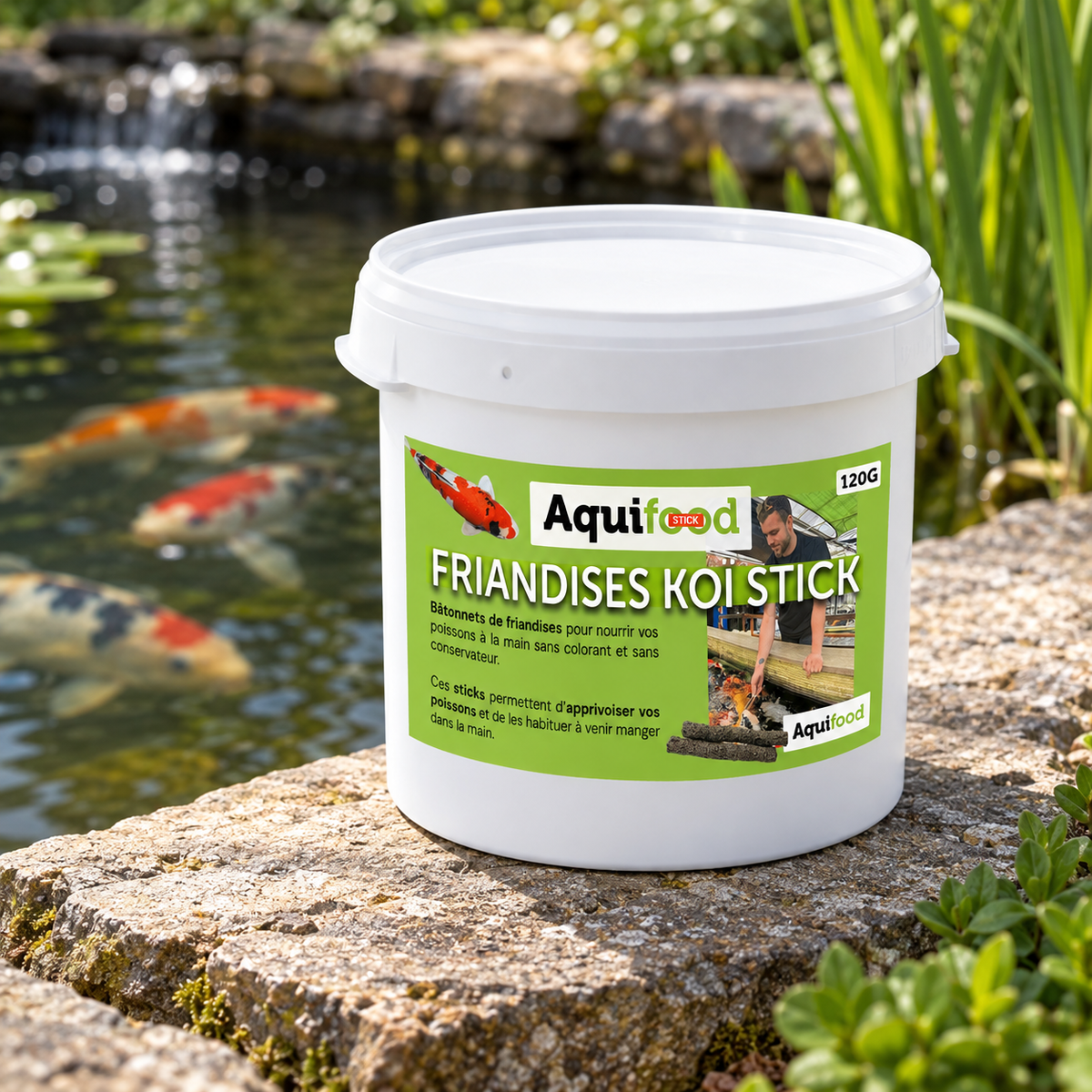 Mise en situation générée : pot Aquifood Koï Stick 120 g au bord d’un bassin à carpes koïs.